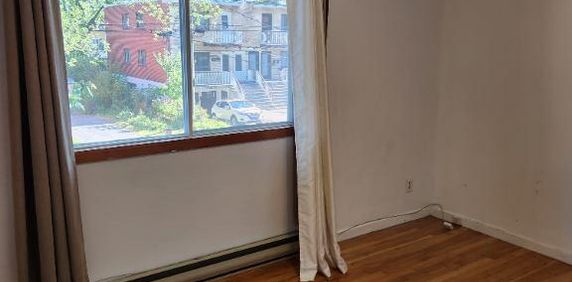 Beau 4 1/2 avec bureau (haut de duplex) - Photo 2