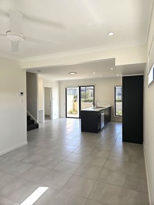 GREAT LOCATION-NEAR NEW FULLY DUCTED 3 BED 2 BATH TOWNHOUSE - Photo 1