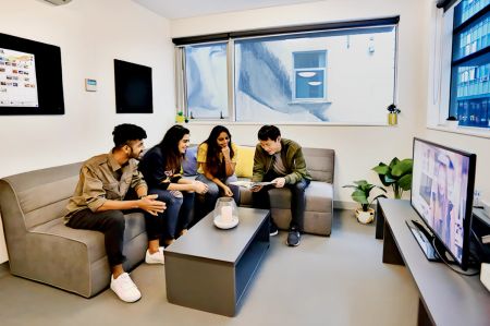 Twin Bed in 5 Bedroom Apartment - Photo 2