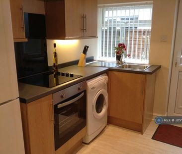 3 bedroom flat to rent - Photo 4