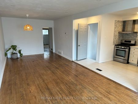 Semi-Detached Home For Lease | E8099870 - Photo 2