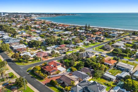 2/44 Perseus Road, Silver Sands. - Photo 2