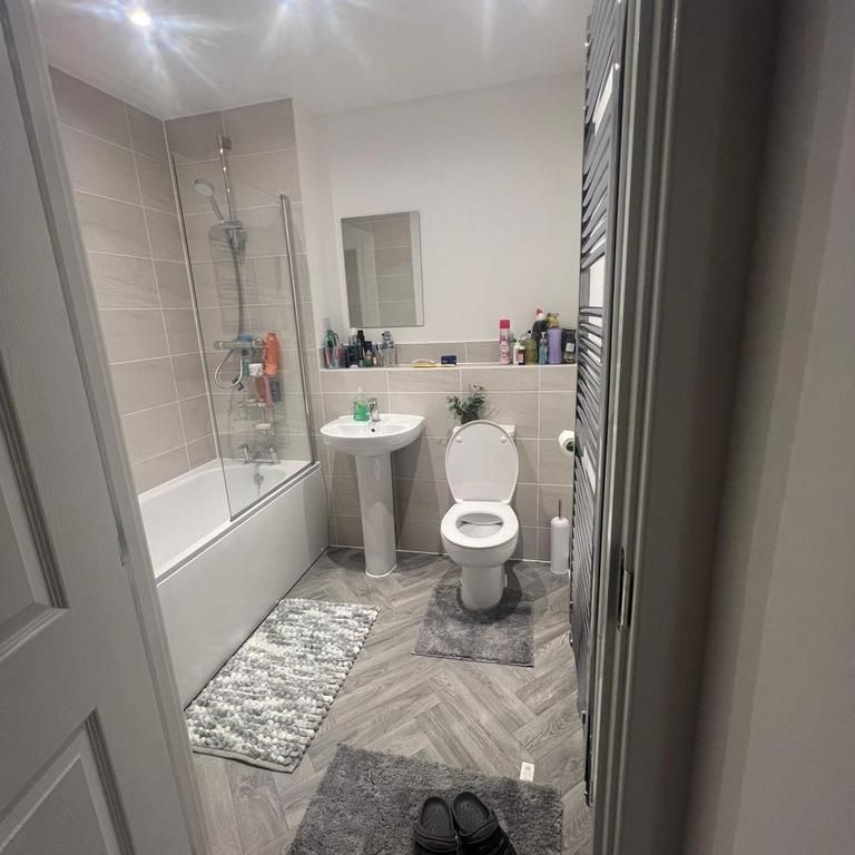 1 bedroom in a house share to rent - Photo 1