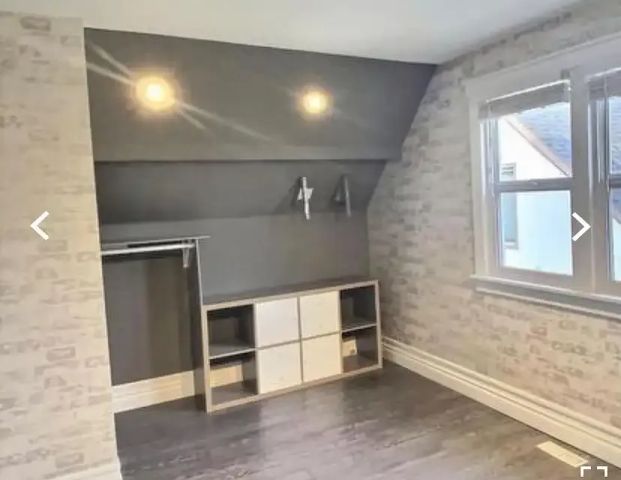 Rent house Startig August 29, 2026 — 3 Bedrooms+ Den Main Floor - Photo 1