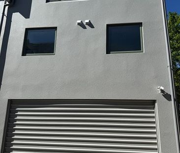 Newly refurbished large townhouse! - Photo 5