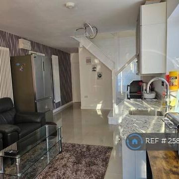 3 bedroom semi-detached house to rent - Photo 1