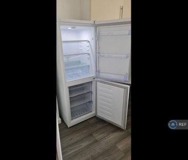 3 bedroom flat to rent - Photo 6