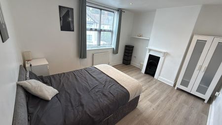 1 bedroom in a house share to rent - Photo 2