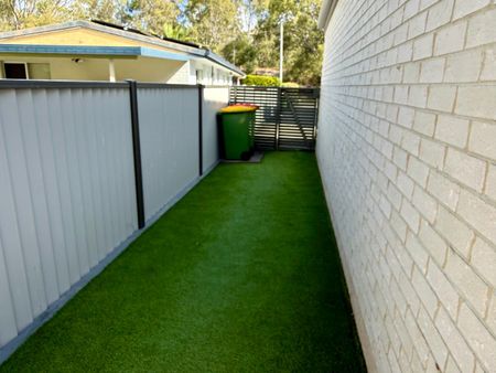 Classy and convenient townhouse in Thorneside! - Photo 3