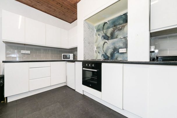 Headingley Avenue, Leeds - Photo 1