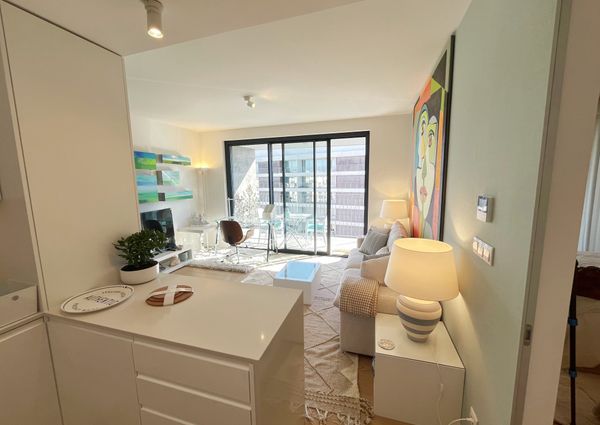 Apartamento T1 mobilado em Miraflores com Vista de Rio, a estrear