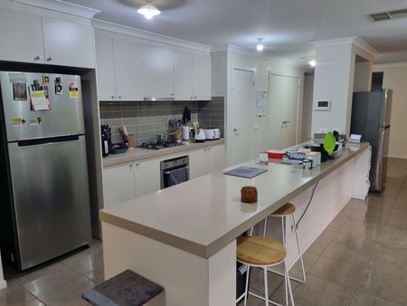 Cranbourne East - Photo 4