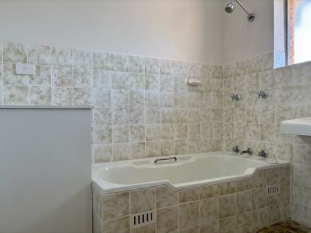 NORTH TAMWORTH - Renovated Upstairs One Bedroom Unit - Photo 5