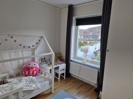 Rymligt radhus med tre sovrum i barnvänligt område i Kållered! - Photo 3