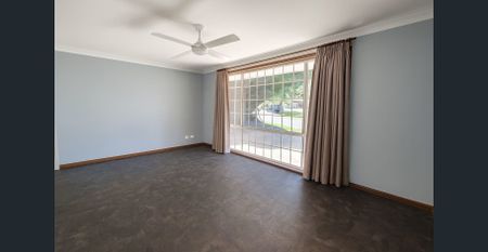 Light, Bright & Freshly Painted Home Near Schools and Shop - Photo 2