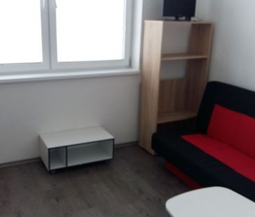 Ponúkame na prenájom garsónku v obci Rovinka na Hlavnej ulici, v bl... - Fotografia 1