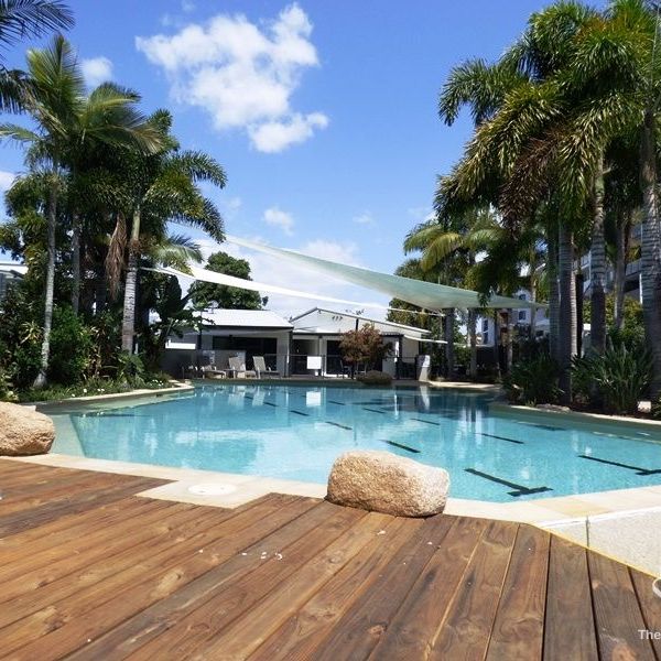 Studio Apartment incl Water Bill - Resort Style Complex 100M to Westfield - Photo 1