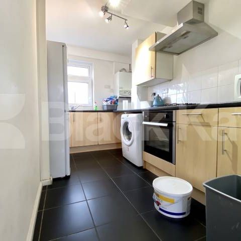 Arranged over two floors with wooden floors - Photo 1