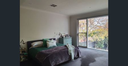 Fabulous double storey home located in prestige Cul de Sac in Toorak - Photo 5