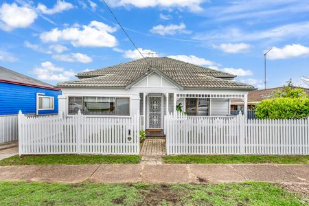 8 Moate Street, Georgetown NSW 2298 - House For Rent | Domain - Photo 2