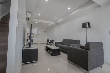 Two-storey apartment with one bedroom and study - Photo 2