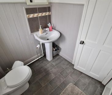 3 bedroom end of terrace house to rent - Photo 3