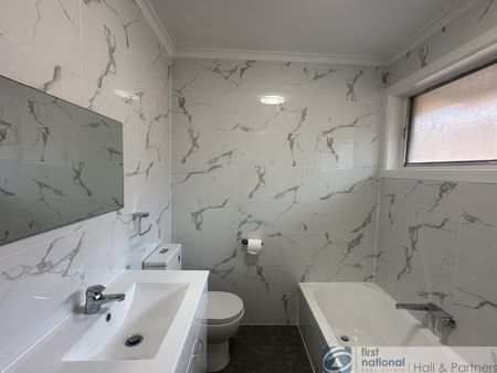 Spacious Family Home - Comfort, Convenience & Location! - Photo 2