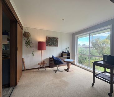 Charming Home with Stunning Gardens & Renovated Bathroom - Photo 1