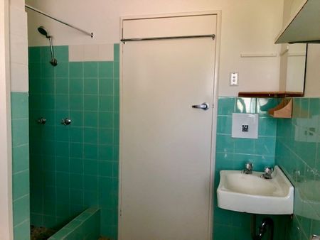 Two bedroom unit walking distance to the main CBD & West Tamworth Shopping Precinct - Photo 3