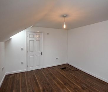 2 bed Flat for Rent - Photo 2