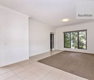 Immaculately presented 3 bedroom townhouse with walking distance to... - Photo 2