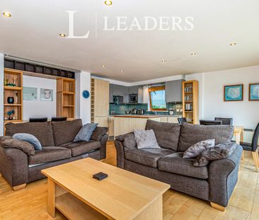 2 bedroom apartment to rent The Oaks Square, Epsom, KT19 - Photo 5