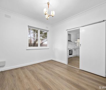 Freshly refurbished three bedroom residence - Photo 3