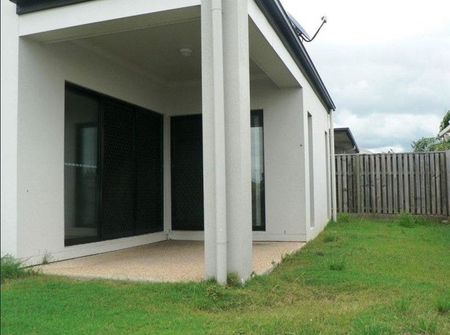 Large 4 Bedroom 2 Bathroom 3 Living areas in North Lakes - Photo 4