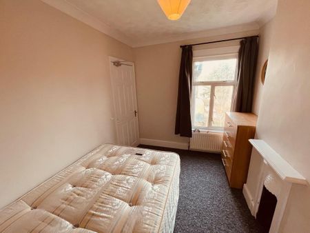 1 bedroom in a house share to rent - Photo 3