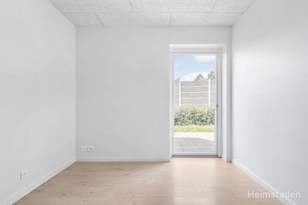 Rækkehus i nyere kvarter med legeplads og grønneområder, med plads til fælleskab. - Photo 3