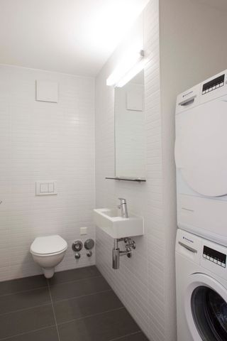 Appartement de 2.5 pièces au 1er étage avec balcon - Photo 2