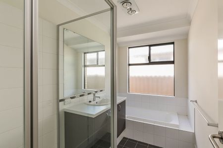 16/42 Baler Court, HAMMOND PARK WA 6164 - Photo 4