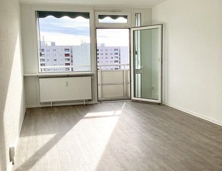 Zentrale 2-Zimmer-Wohnung mit Balkon, offener Küche und Badewanne! - Photo 1