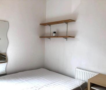 1 bedroom in a flat share to rent - Photo 4