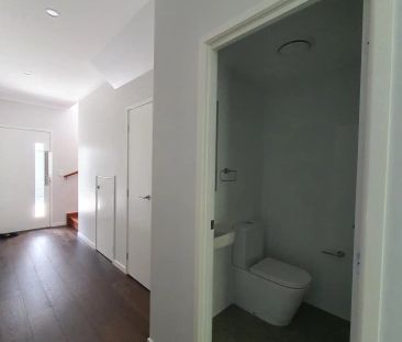 “NEAR NEW STYLISH TOWNHOUSE IN CENTRAL OF STAFFORD” - Photo 6