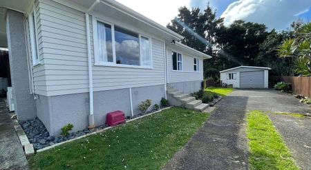 Sunny tidy 3 bedroom . Spacious deck and backyard - Photo 2