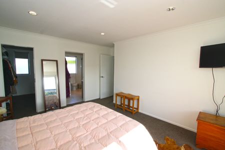 Executive Living – Fully Furnished - Photo 5