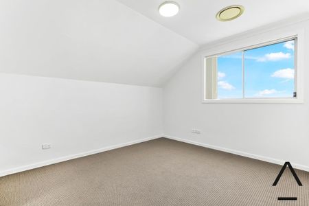 Spacious Three Bedroom Townhouse - Photo 3