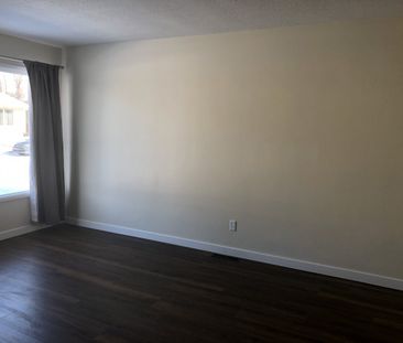 Small Pet Friendly, 2 Bedroom Duplex - Photo 6