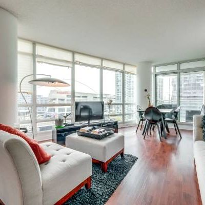 Spectacular 1 Bedroom + Den Suite with CN Tower Views in the Entertain - Photo 1