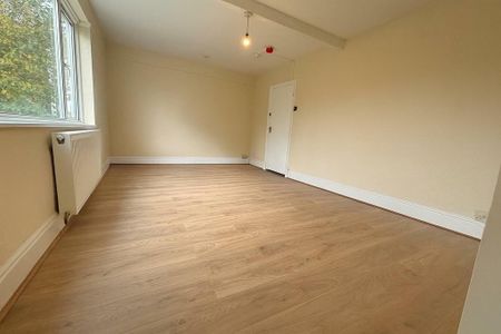 5 bedroom semi-detached house to rent - Photo 3