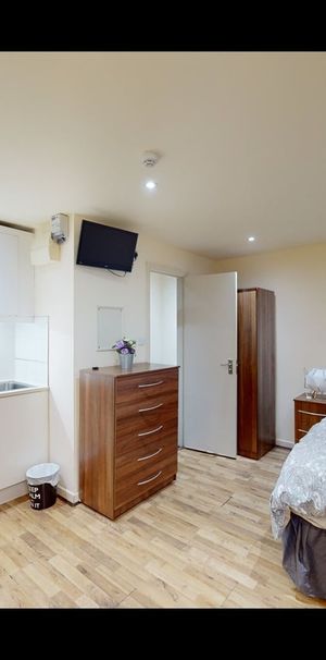 Studio Flat, London, NW2 - Photo 1