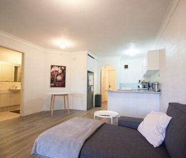 VIBRANT APARTMENT IN THE HEART OF VIC PARK! - Photo 1