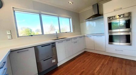 Large Family Four Bedroom Home in Matua! - Photo 2